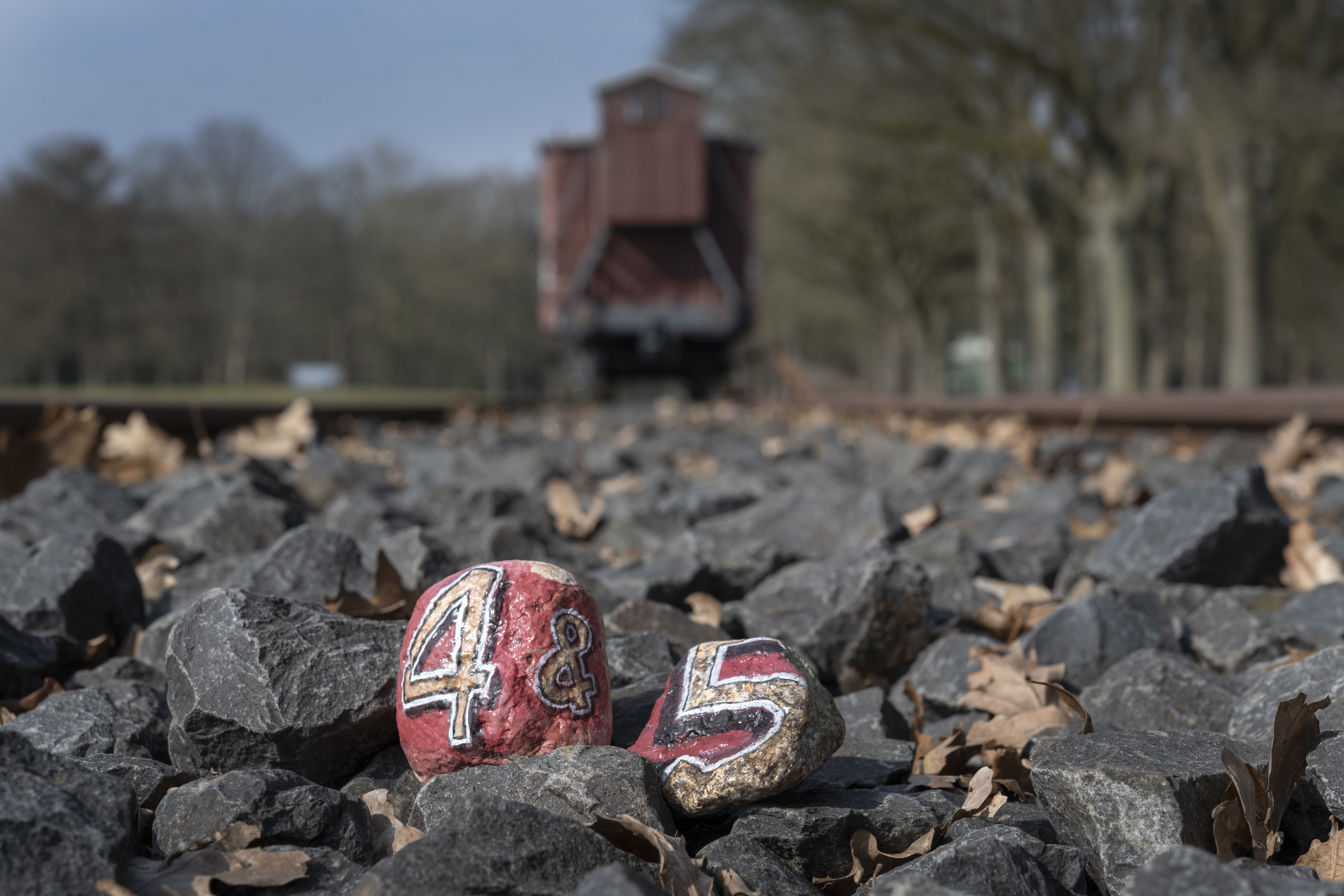 Memory Stone 4 en 5 bij wagons Kamp Westerbork