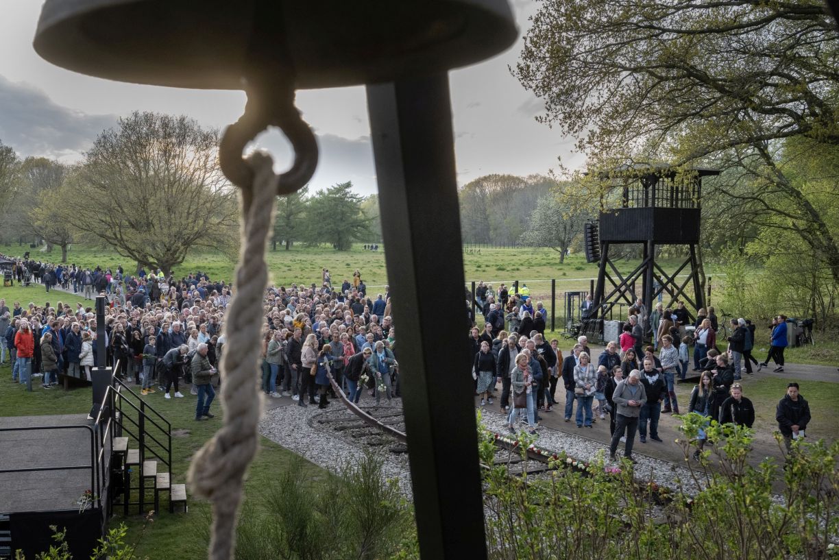 Bezoekers bij herdenkingsbijeenkomst op kampterrein Westerbork