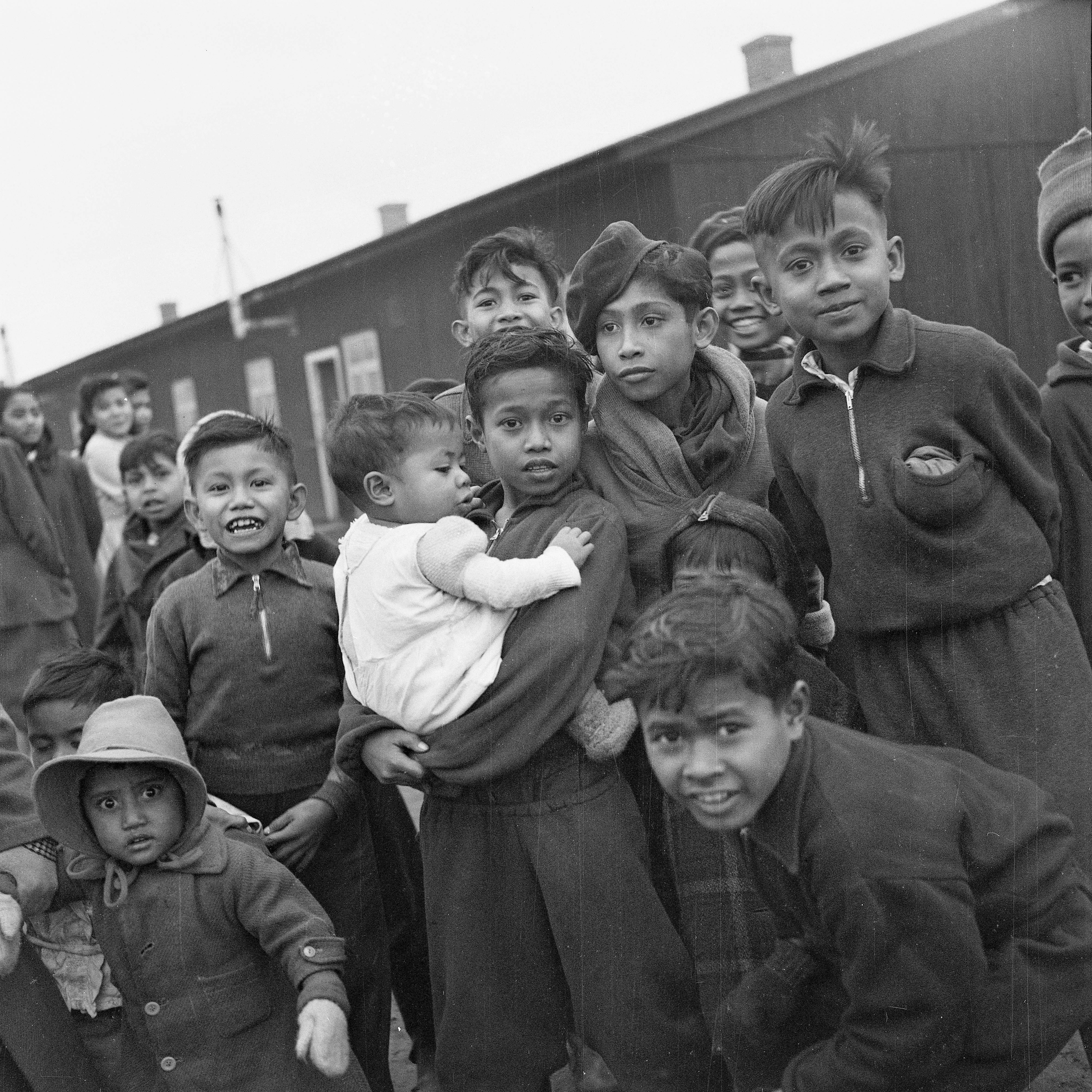 Welke Molukse kinderen werden gefotografeerd door de bekende fotograaf Maria Austria?