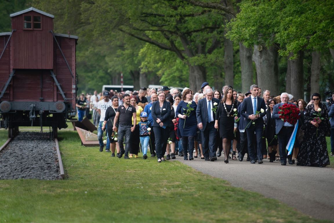 Honderden mensen herdenken 'zigeunertransport'