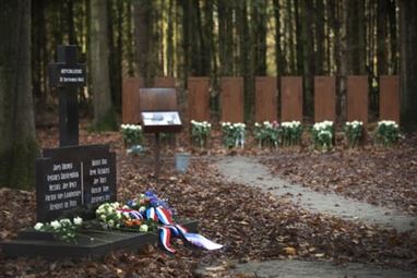 Onthulling verzetsgraf en crematorium