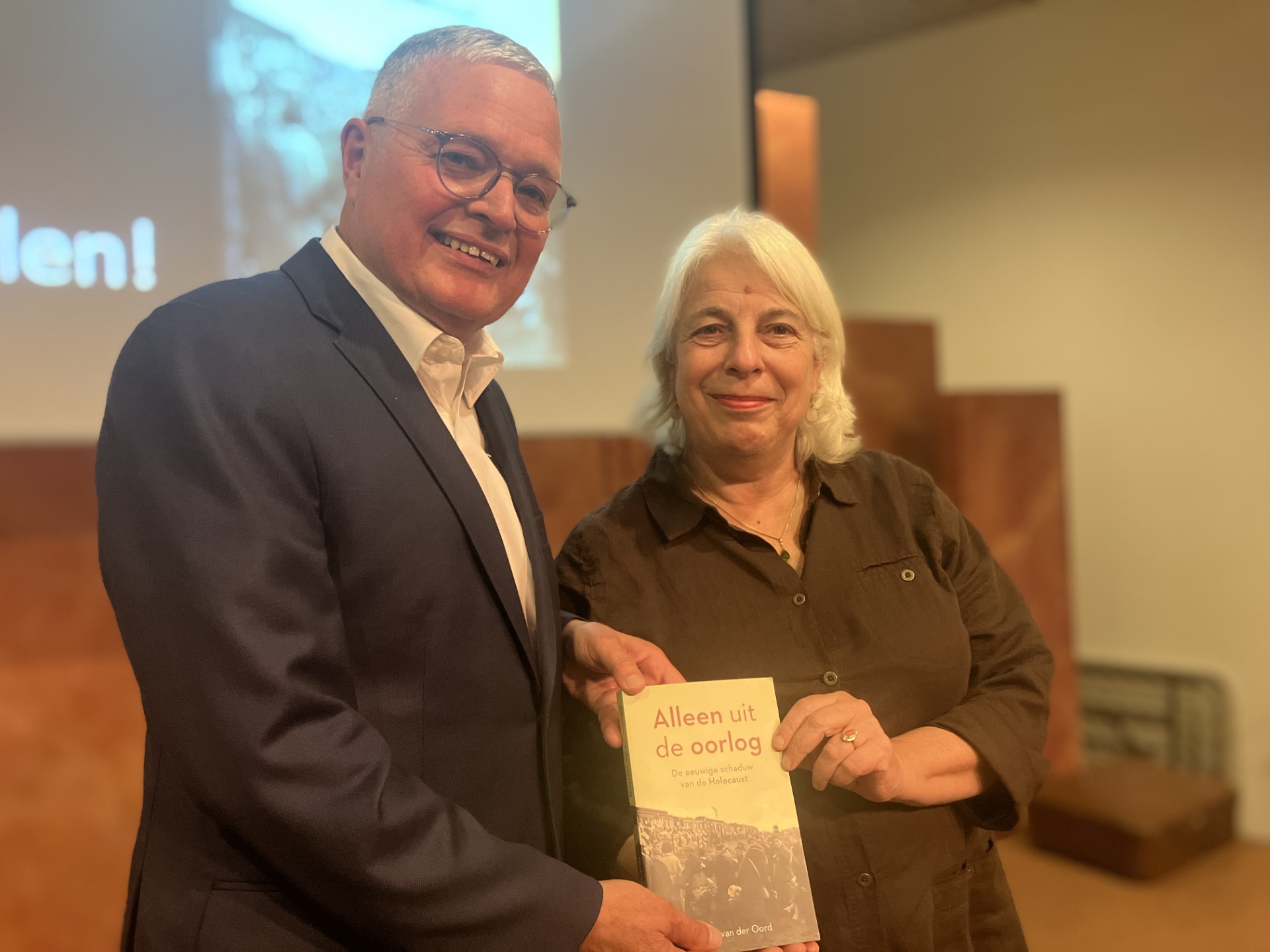 Boekpresentatie 'Alleen uit de oorlog' van Niek van der Oord