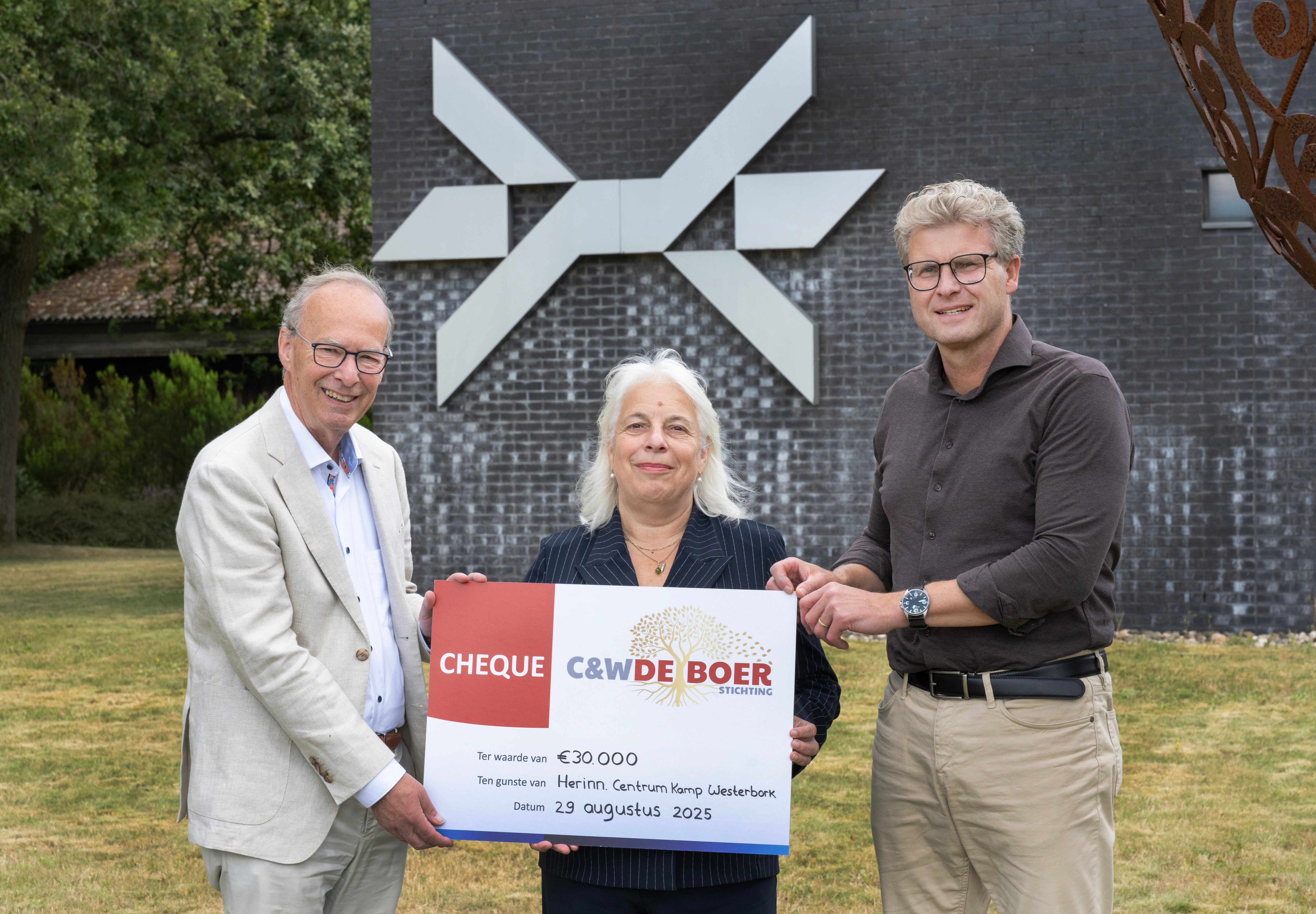 C&W de Boer Stichting en Rabobank steunen het Herinneringscentrum met schenking