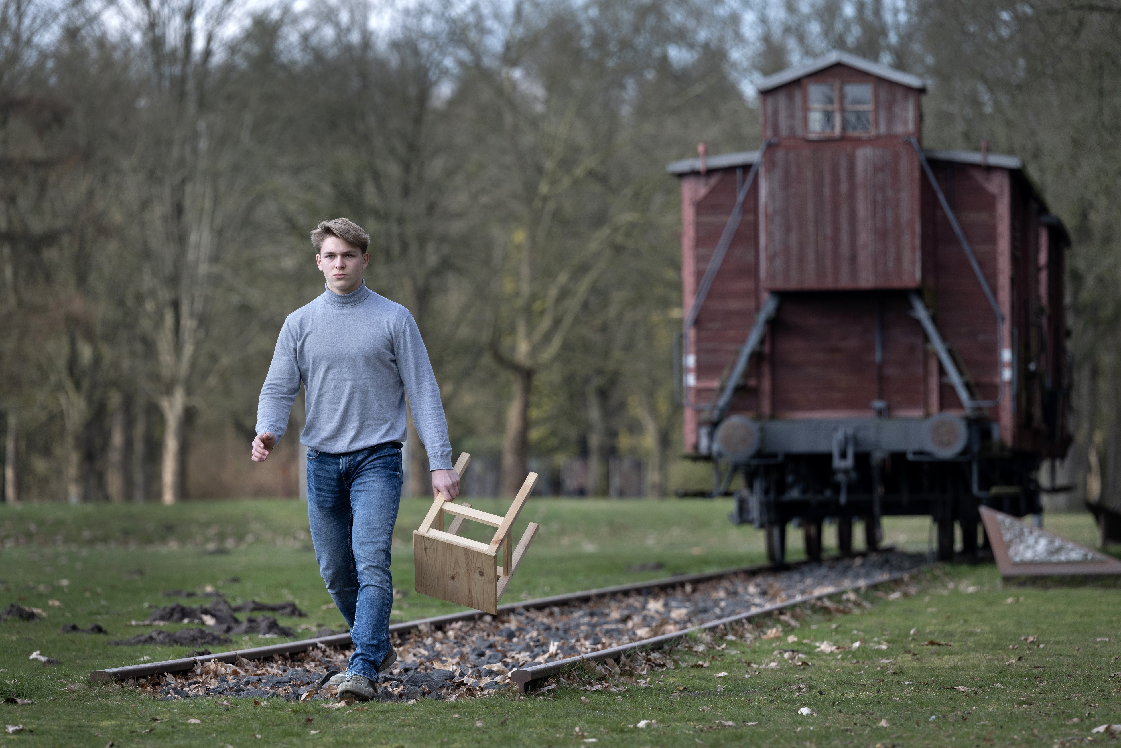 Jongeren zitten Sjiwwe voor Sobibor in kamp Westerbork 